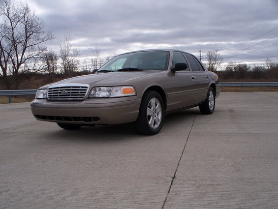 Tan 2007 Ford Crown Victoria 3q-front view