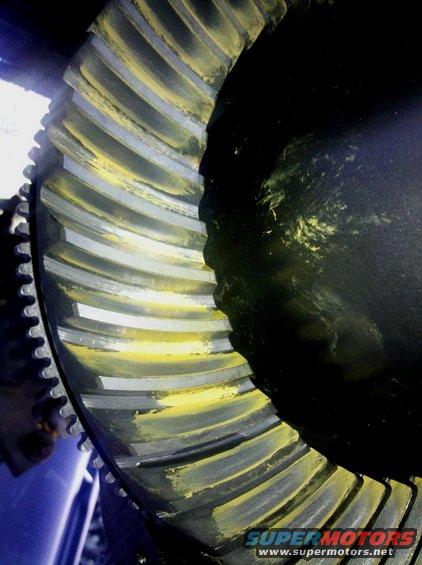 Differential gear with yellow and gray wear patterns