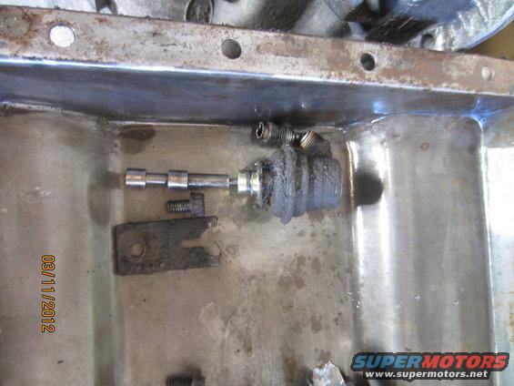 Clutch slave cylinder and linkage in oil pan