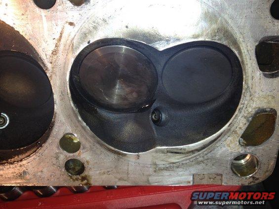 Engine cylinder head with two large valves and combustion chambers