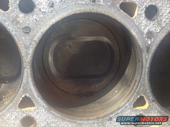 Engine block cylinders with rust and damage. A watermark reads SUPERMOTORS.NET