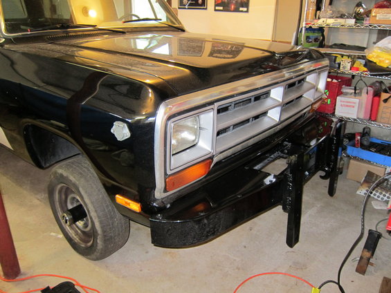 1987 Dodge 1500 front end with chrome grille and black bumper