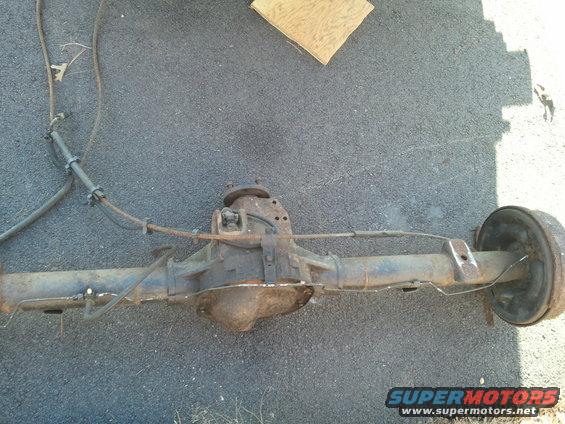 Rear axle assembly with drum brake