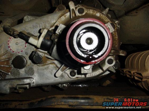 dsc01668.jpg The T-case after extracting the rear driveshaft