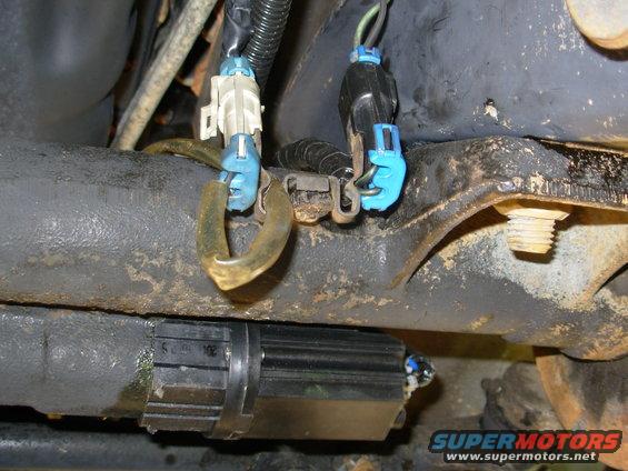 actuator09.jpg If I hadn't cut & spliced the connector, I suspect I would have been forced to route the wiring UNDER the axle tube, or not attach it to the clip.