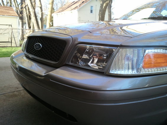 2007 Ford Crown Victoria front grille and headlights