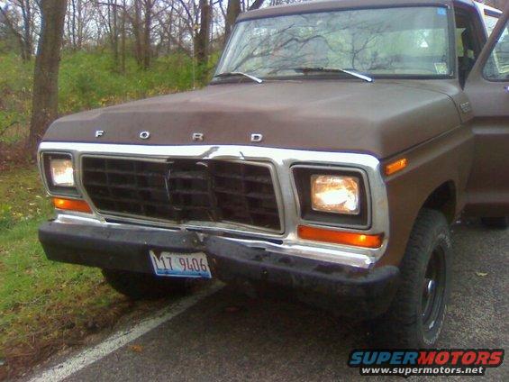 Brown 1979 Ford Bronco front view with dented grille and license plate M17 9406