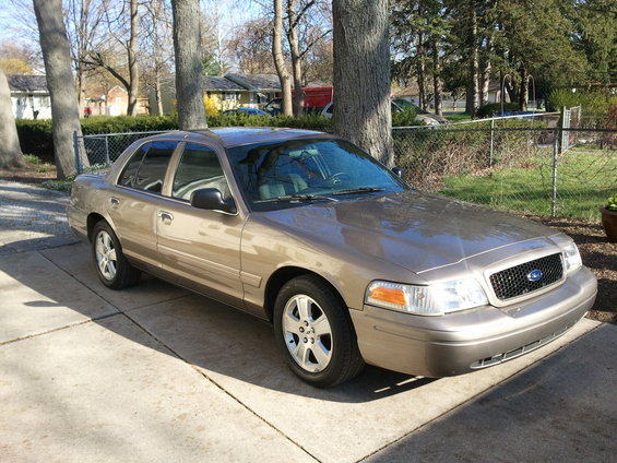 Tan 2007 Ford Crown Victoria 3q-front view