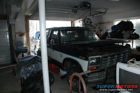 1986 Ford Bronco, 3q-front view in garage
