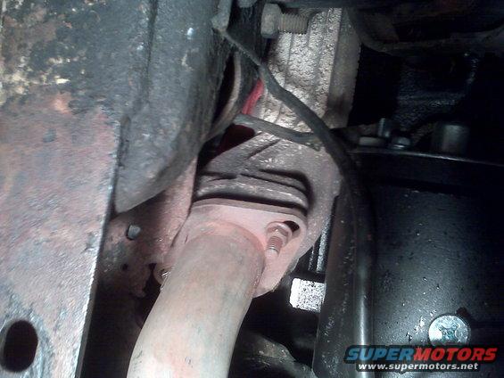 Exhaust pipe connection with bolts and gasket
