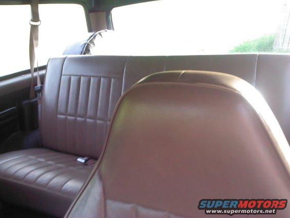 Rear bench seat and front seat headrest of a vehicle