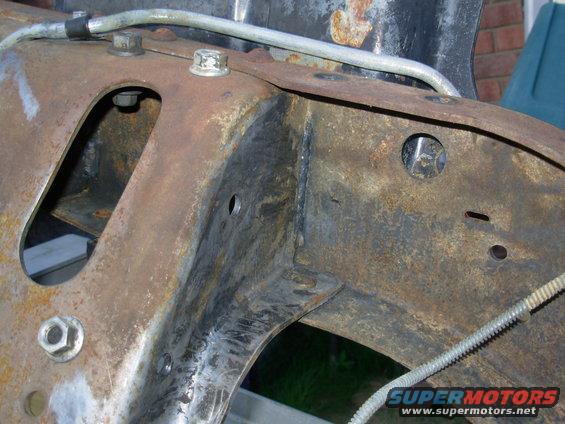 90xmbr1weldrhr.jpg Factory welds in a '93 Bronco #1 (engine) crossmember RHR.