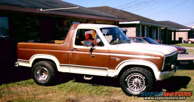Brown and white 1980 Ford Bronco, 3q-front view