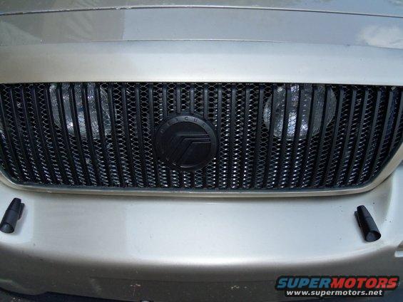 Front grille with black Mercury emblem on a 2000 Mercury Grand Marquis