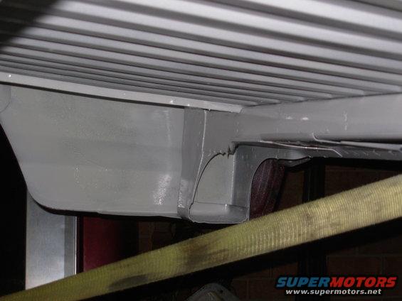 130whrhr.jpg This is why the cargo floor was sagging here - NO SUBSTRUCTURE above the gas tank.  Just the corrugations in the floor and the pinch weld along each side.  There's another structural Z-bar that stops at the fuel filler, even on the R side (where there is no filler hose).