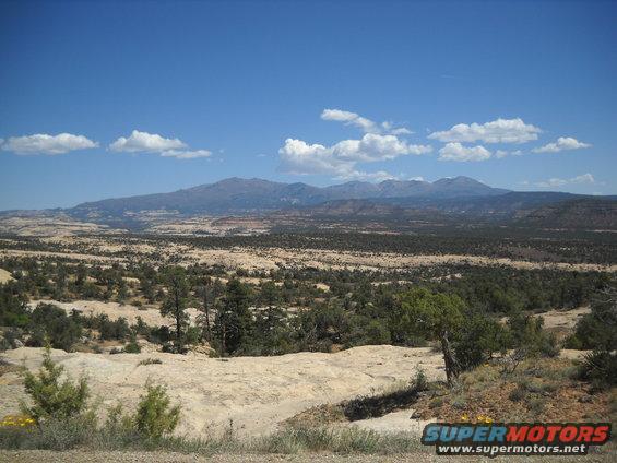 Desert landscape with mountains under a blue sky with clouds