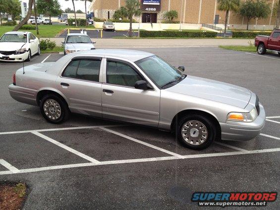 Silver 2005 Ford Crown Victoria sedan, 3q-front view