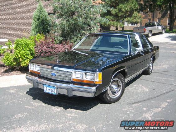 Black 1989 Ford Crown Victoria LTD sedan, 3q front view