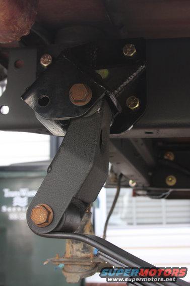 Shackle angle with the spring hanging under it's own weight (frame on jacks, axle not connected)