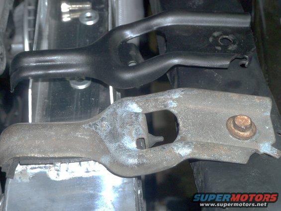 r.-radiator-019.jpg Modified upper radiator passenger side bracket