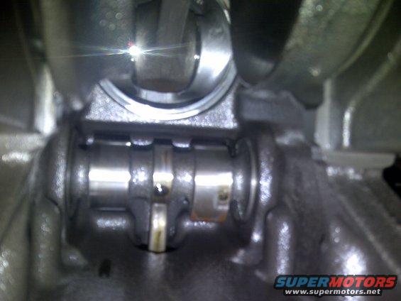 Engine crankshaft and connecting rod assembly inside engine block