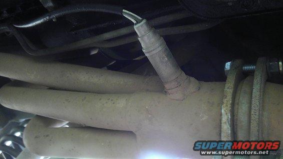 Exhaust pipe with oxygen sensor attached