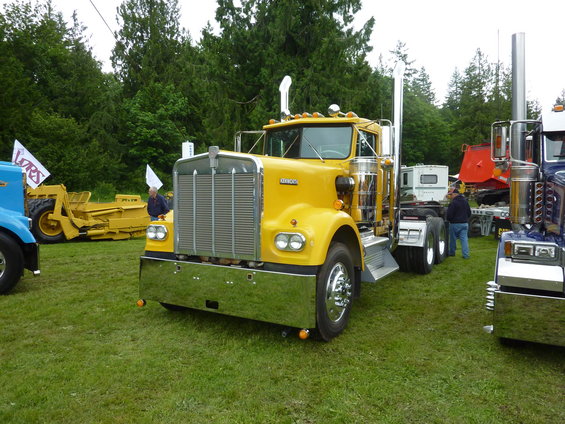 Yellow 1959 Kenworth W900A truck, 3q-front view