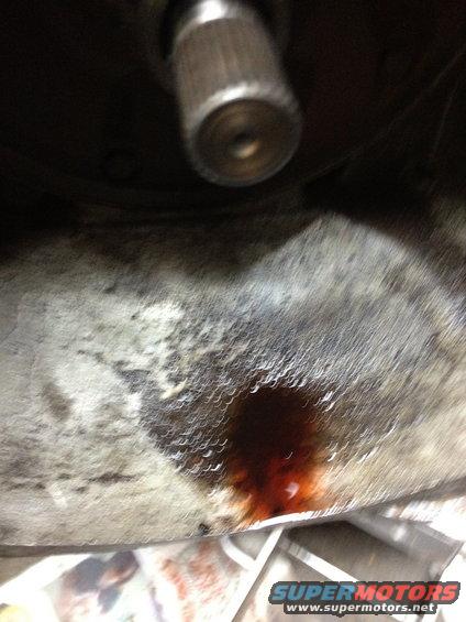 Transmission housing with a dark fluid leak
