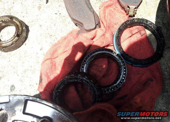 bronco-023.jpg bearings and seal before cleaning