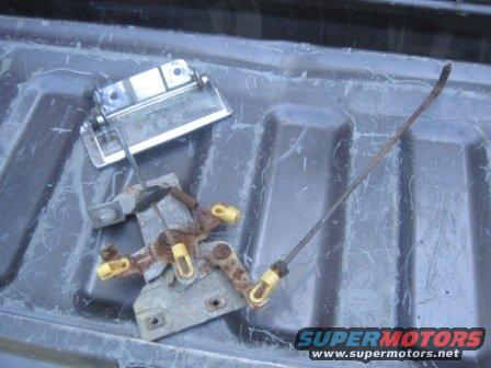 Tailgate latch mechanism and handle in a truck bed