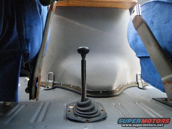 Vehicle interior showing floor, seats, and a gear shifter. Supermotors.net logo visible