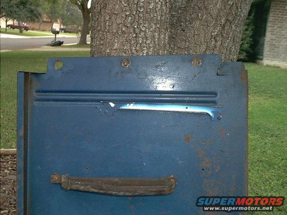 Blue vehicle door with a dark handle and some rust spots. Supermotors logo visible at bottom right
