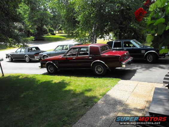 dscf2336.jpg all four M-bodies in the driveway.Midnight blue 86 at bottom, Gray 85 in middle, custom blue 83 at top and 82' NewYorker red in foreground