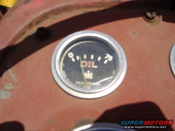 Oil pressure gauge with IH logo