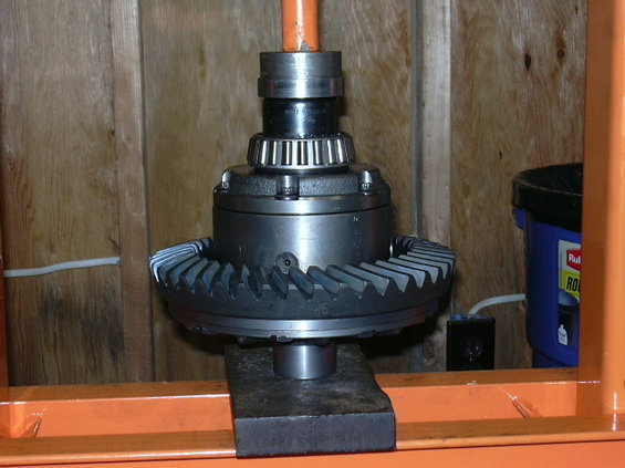 dscn1453.jpg Pressing a carrier bearing on