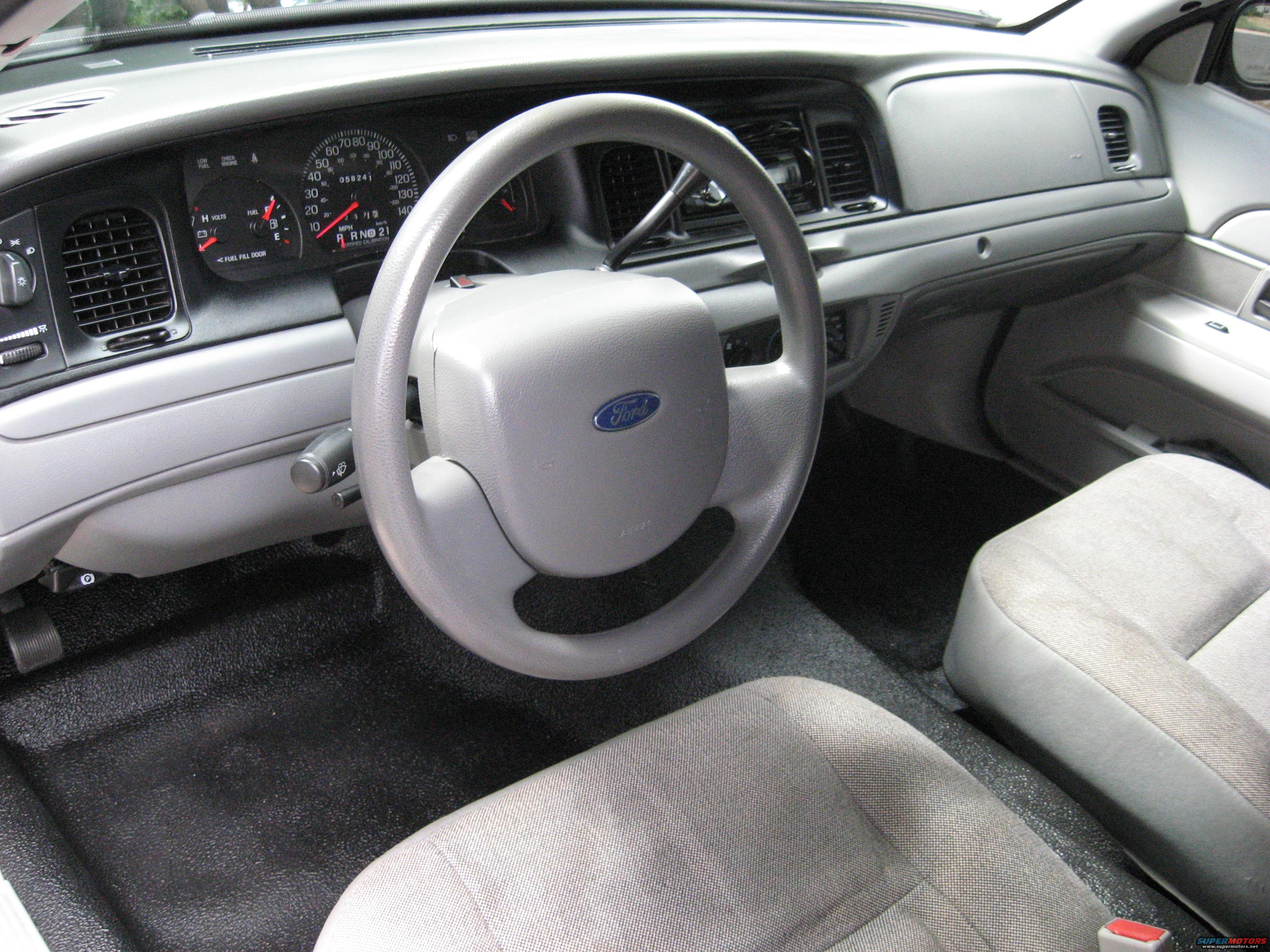 2005 Ford Crown Victoria photo