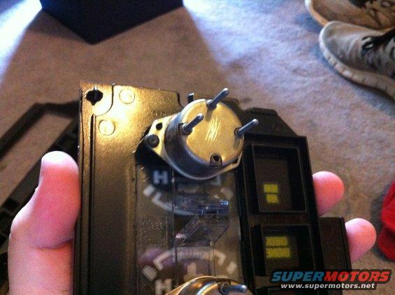 img_03541.jpg Rear of the oil pressure gauge.