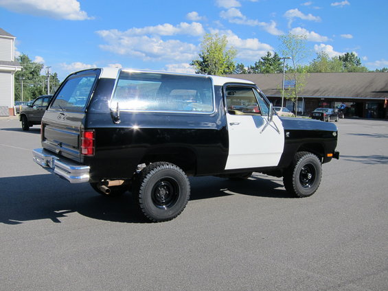 Black and white 1987 Dodge Ramcharger 3/4 front view