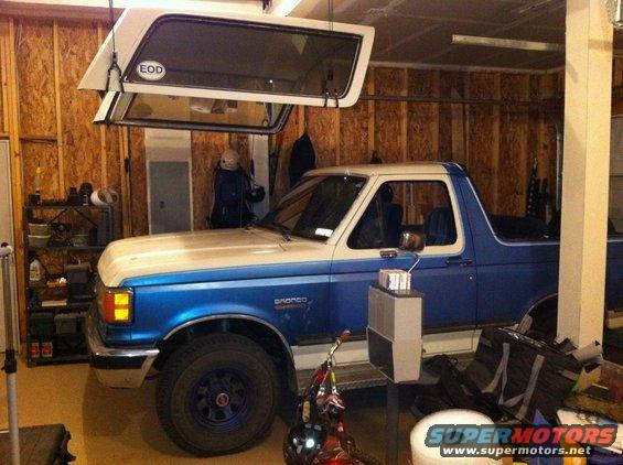 1988 Ford Bronco, blue and white, 3q-front view, removable top