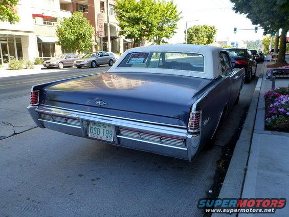 1969 Lincoln Continental, rear view, blue