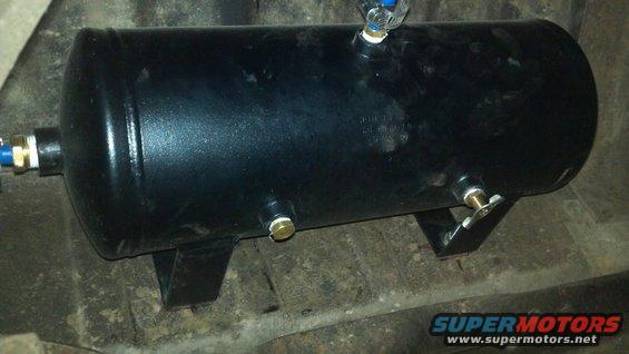 2.5 gallon air tank.  One line supplies the tank, the other leads to the rear air chuck.