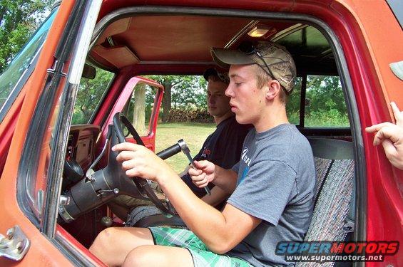 Adjusting the steering wheel