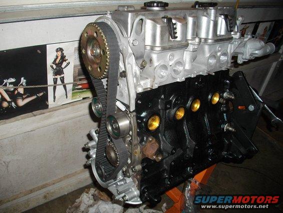 Engine with timing belt and gears, black block, silver head