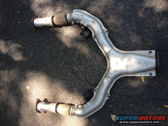 Exhaust pipe with flexible connectors