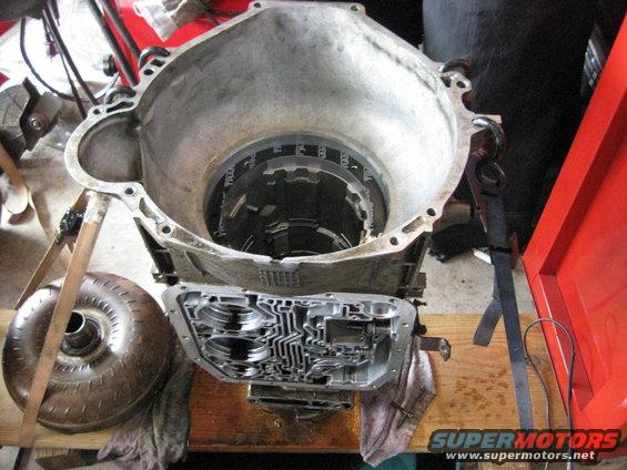 img_0558.jpg Empty transmission body. all that remains is the shifter and TV linkages and parking pawl.