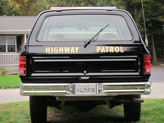 Black SUV with 'HIGHWAY PATROL' on back, California license plate 425938
