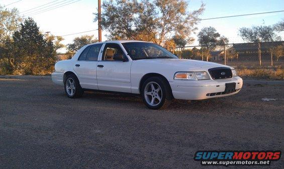 White 2004 Ford Crown Victoria, 3/4 front view