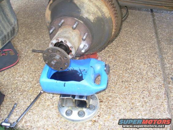 14axle.jpg With the other tire chocked, I broke the axle sealant & pulled it out.  The axle flange bolts are torqued to 150 Nm (110 lb-ft).

Pretty nifty drip-pan, huh? :)