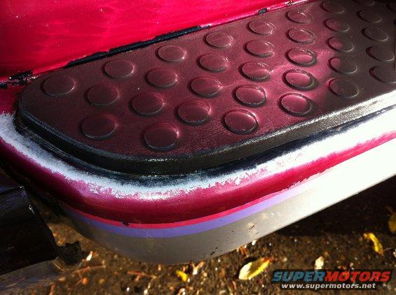 img_03891.jpg Rear fender starting to peel. It is the newest paint on the truck too...