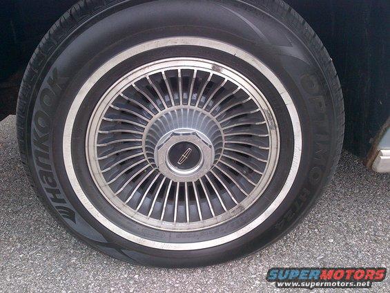 Close-up of a Lincoln wheel with a turbine-style rim and a Hankook tire with white lettering